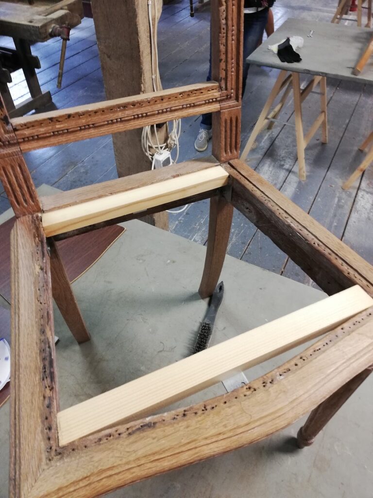 stare dębowe krzesło